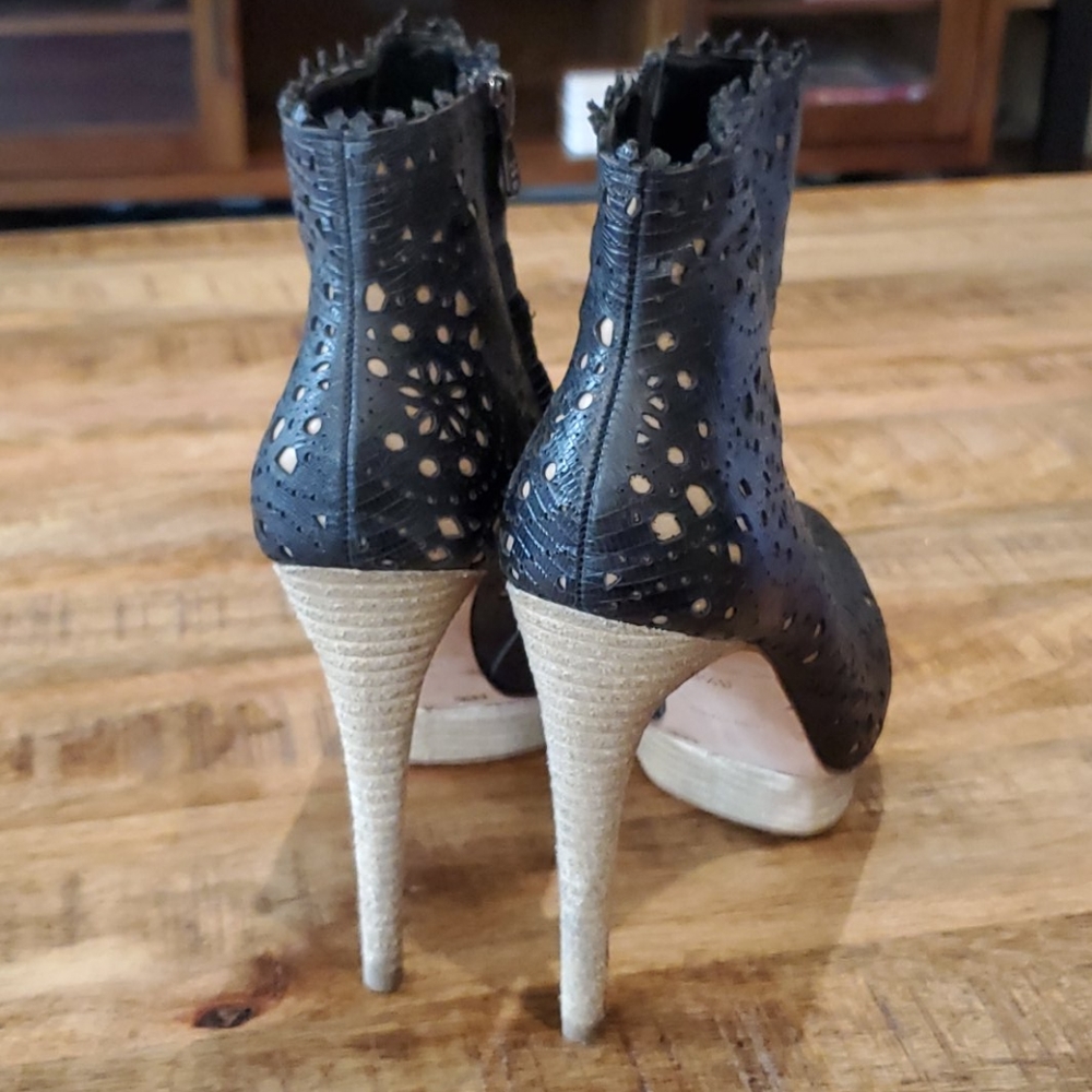 Shoes - Picture 6 of 7